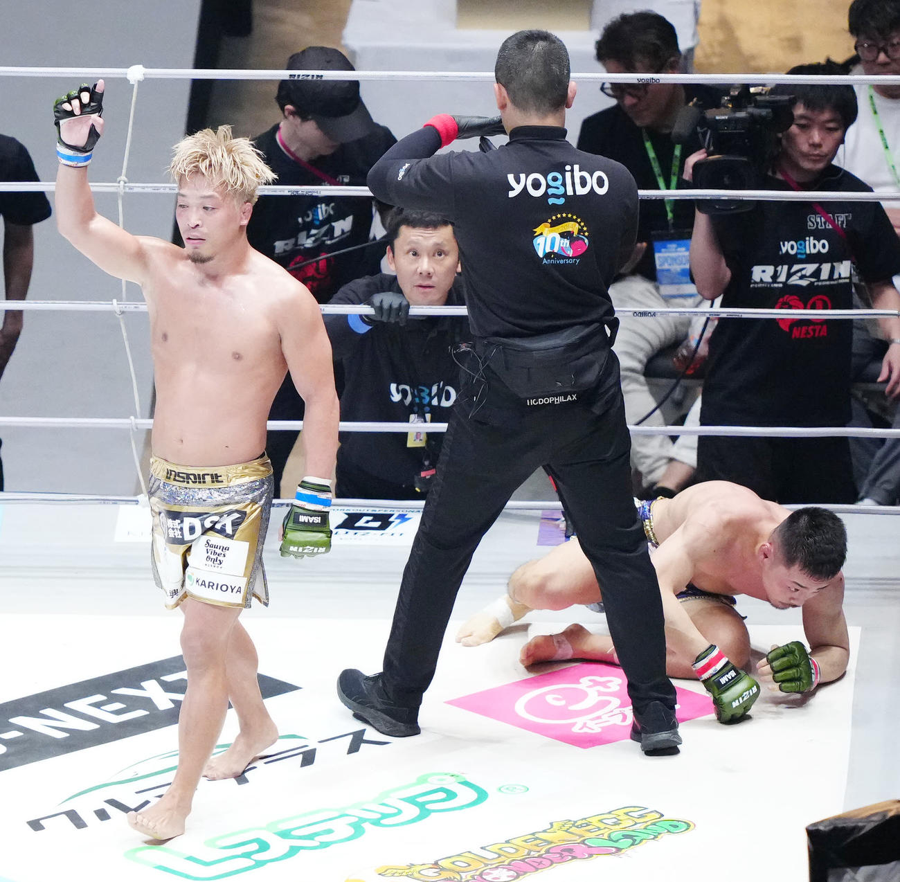 牛久絢太郎対太田忍　3回を終え、勝利を確信した太田（左）。右は牛久（撮影・江口和貴）