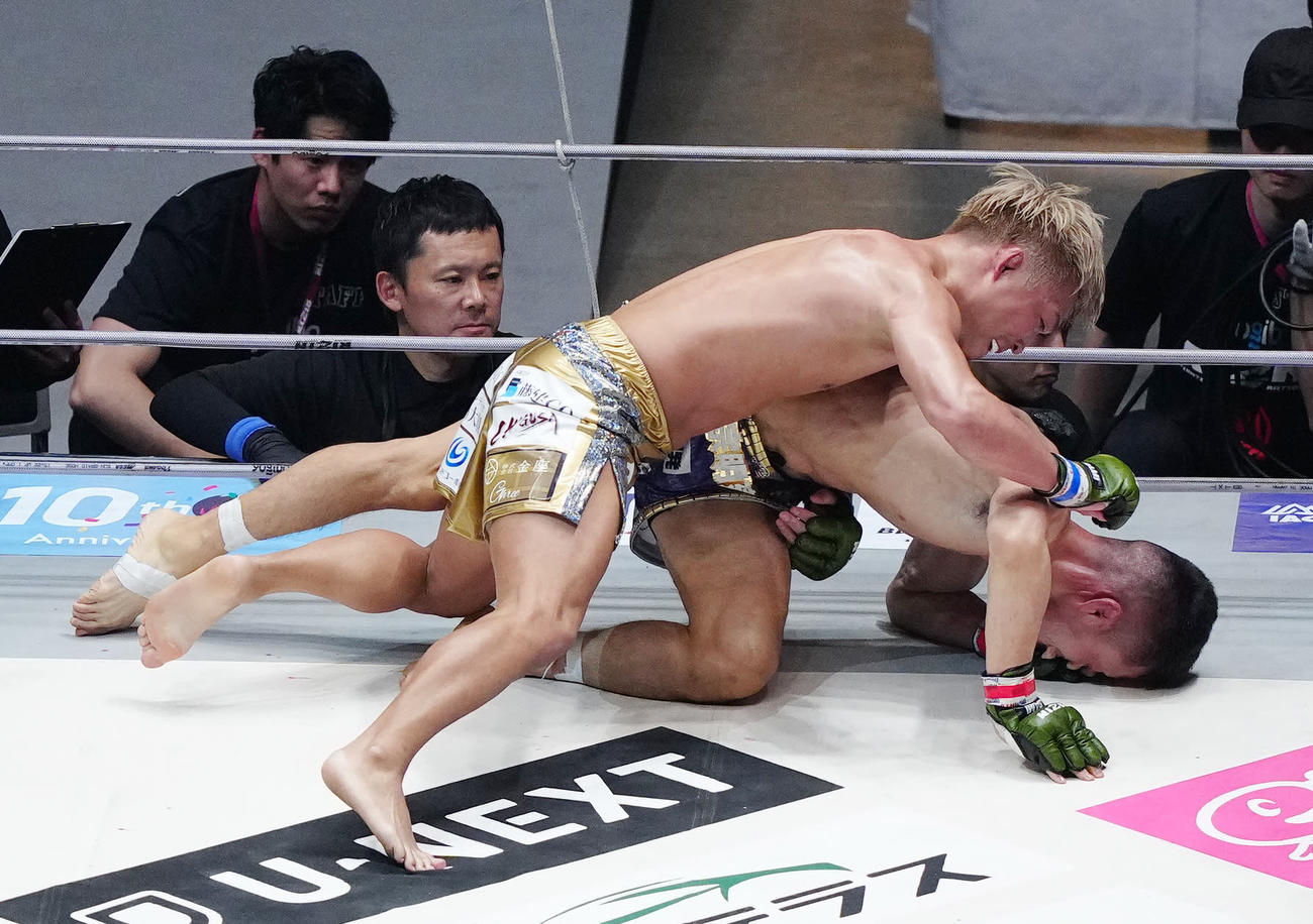 牛久絢太郎対太田忍　3回、牛久（下）を攻める太田（撮影・江口和貴）