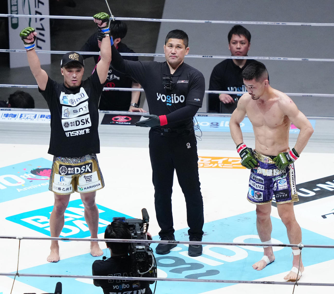 牛久絢太郎対太田忍　判定勝ちした太田（左）。右は牛久（撮影・江口和貴）