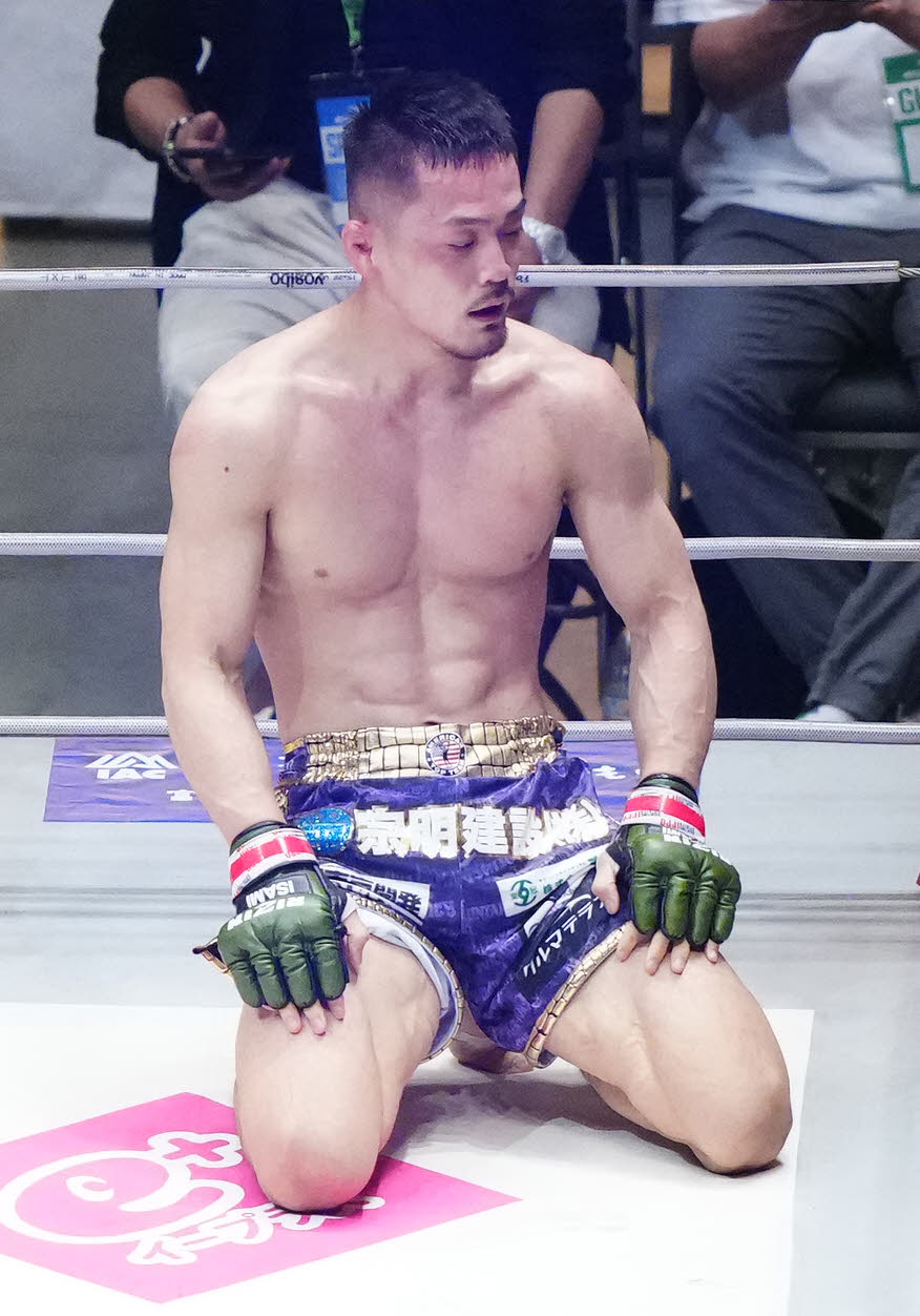 牛久絢太郎対太田忍　3回を終え厳しい表情の牛久（撮影・江口和貴）