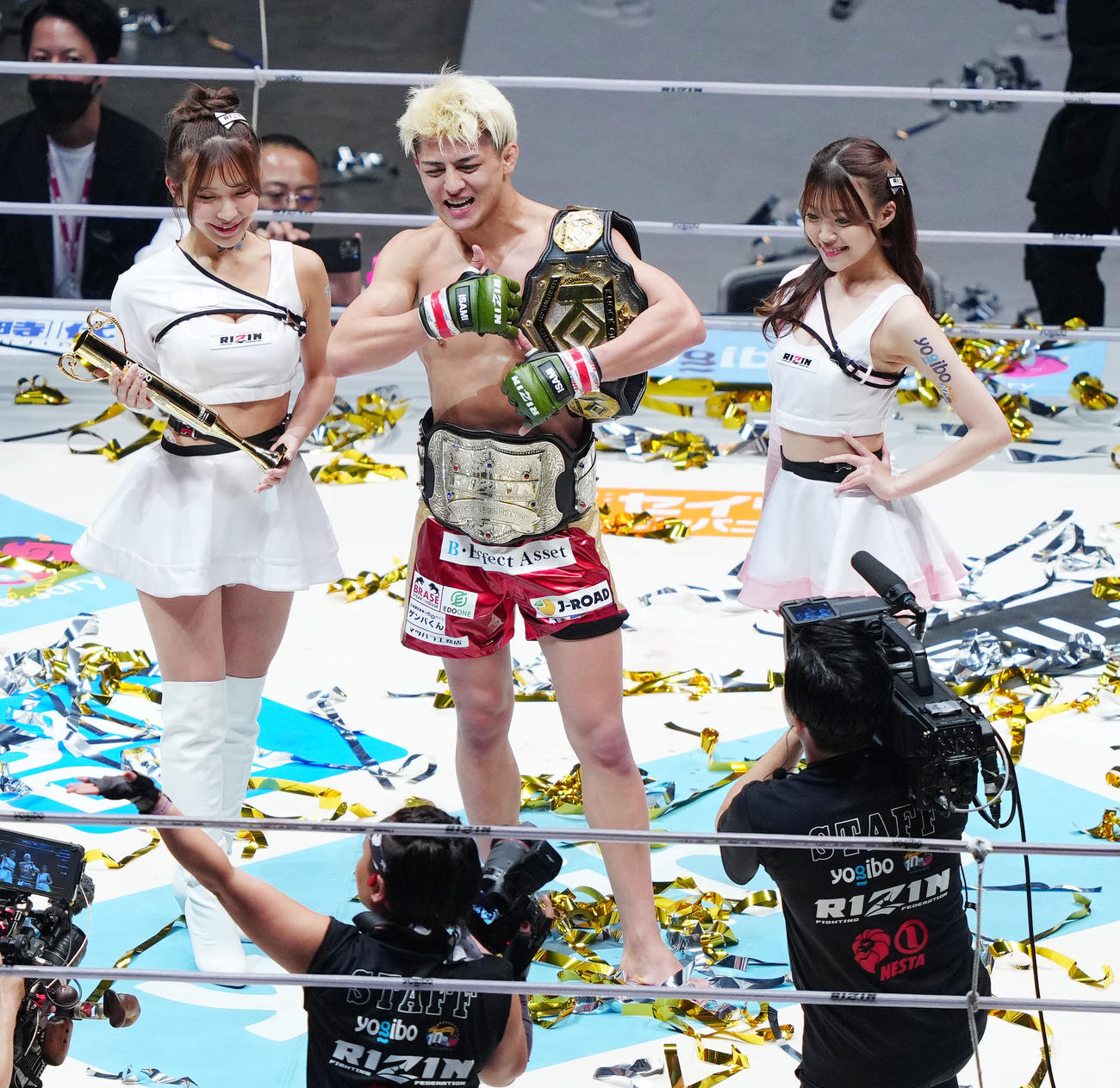 鈴木千裕対金原正徳　金原に勝利し写真に納まる鈴木（中央）（撮影・江口和貴）