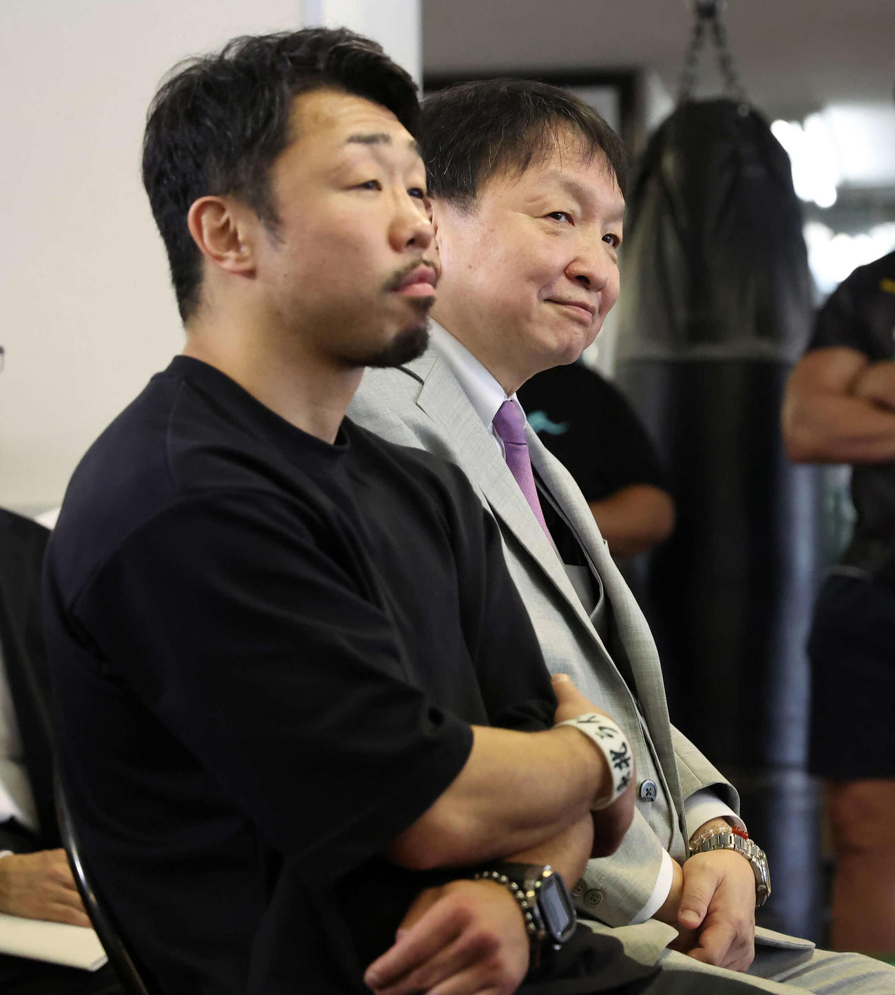 WBO世界バンタム級王者ジェーソン・モロニーの記者会見と公開練習を視察に訪れた八重樫トレーナー（左）と大橋会長（撮影・丹羽敏通）