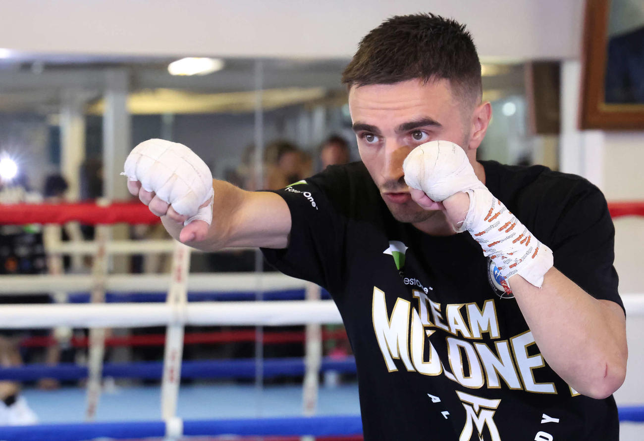 1ラウンドのシャドーボクシングを公開したWBO世界バンタム級王者ジェーソン・モロニー（撮影・丹羽敏通）