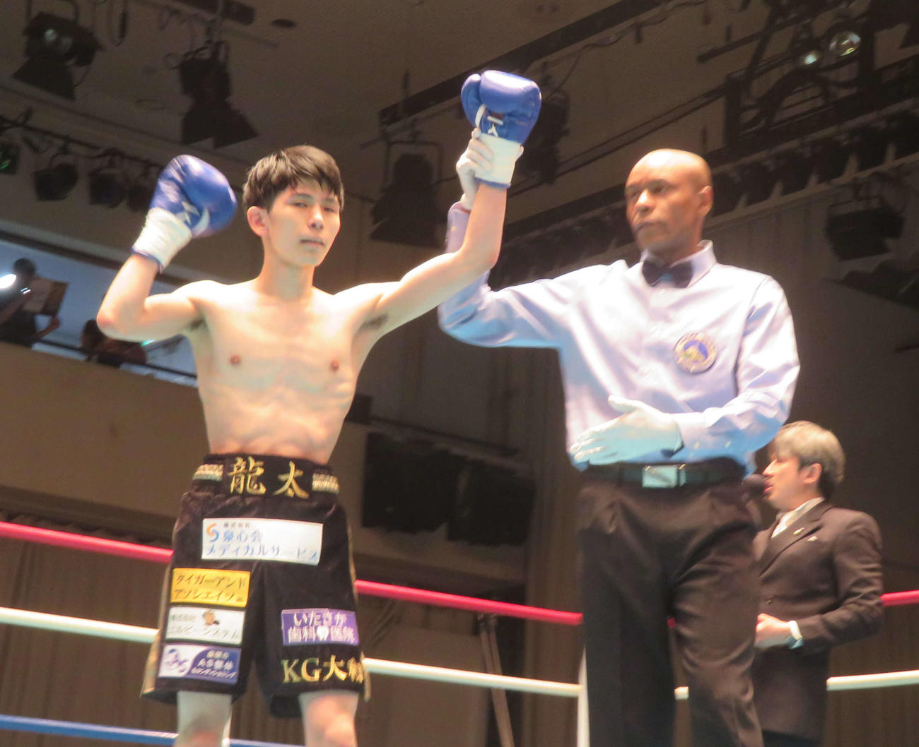 プロデビュー戦を1回TKO勝ちで飾ったKG大和ジム片渕剛太会長の長男龍太（左）
