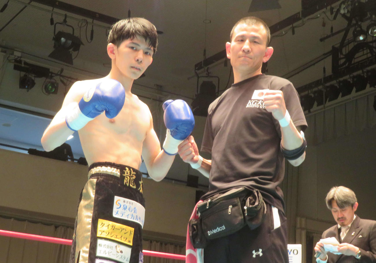 1回TKO勝利でプロデビューを飾ったKG大和ジム片渕剛太会長（右）の長男龍太