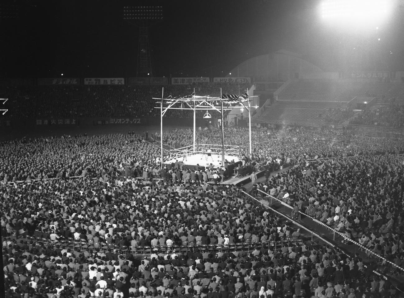 1952年5月19日、世界フライ級選手権　ダド・マリノ対白井義男　後楽園球場仮設リング全景　45000人の観衆で埋まった