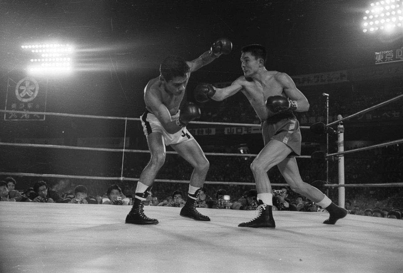 1960年5月23日、ホセ・ベセラ対米倉健志　米倉の右に思わずのけぞるベセラ（左）