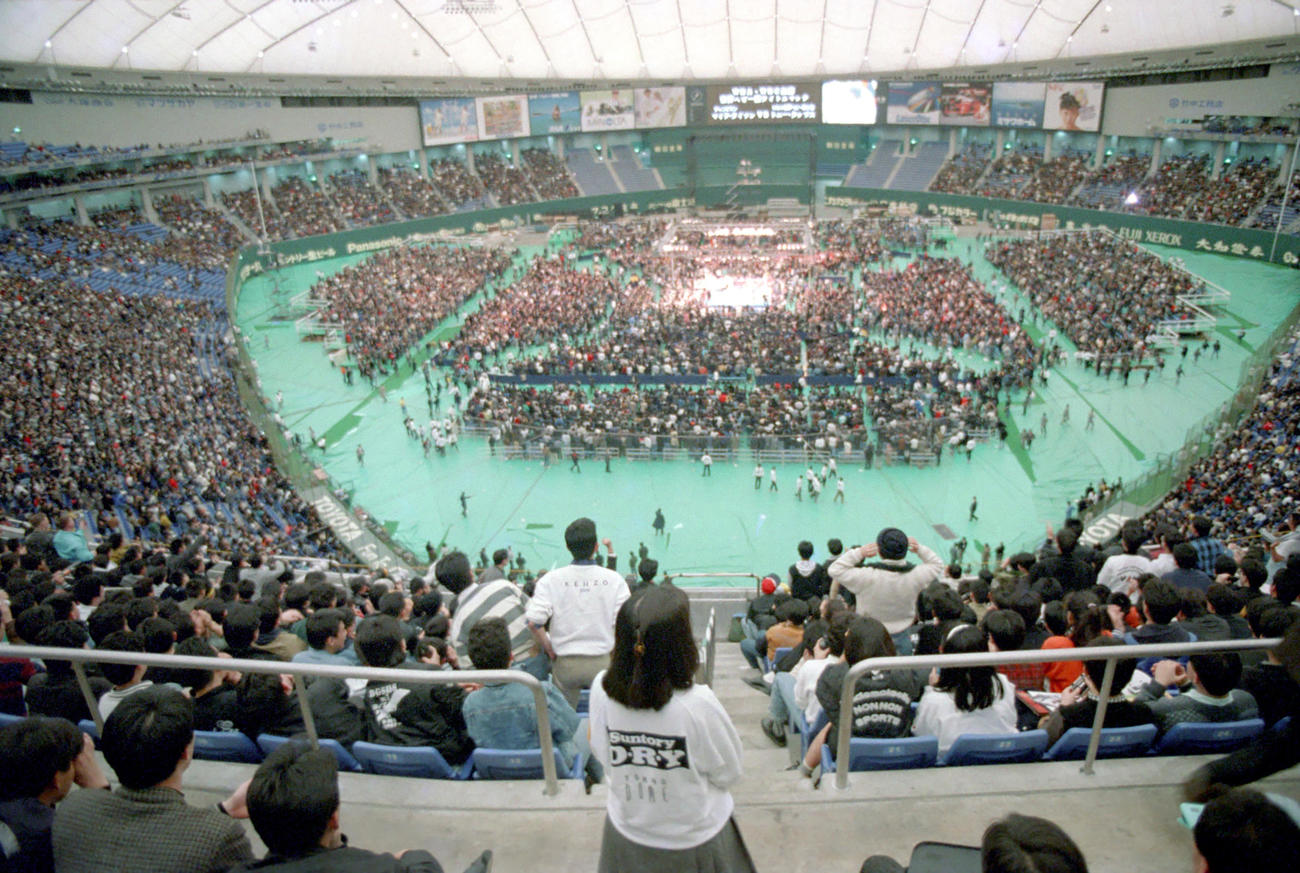 88年3月、WBA・WBC世界ヘビー級タイトルマッチ　マイク・タイソン対トニー・タッブス　大勢の観客が詰めかけた東京ドームの全景