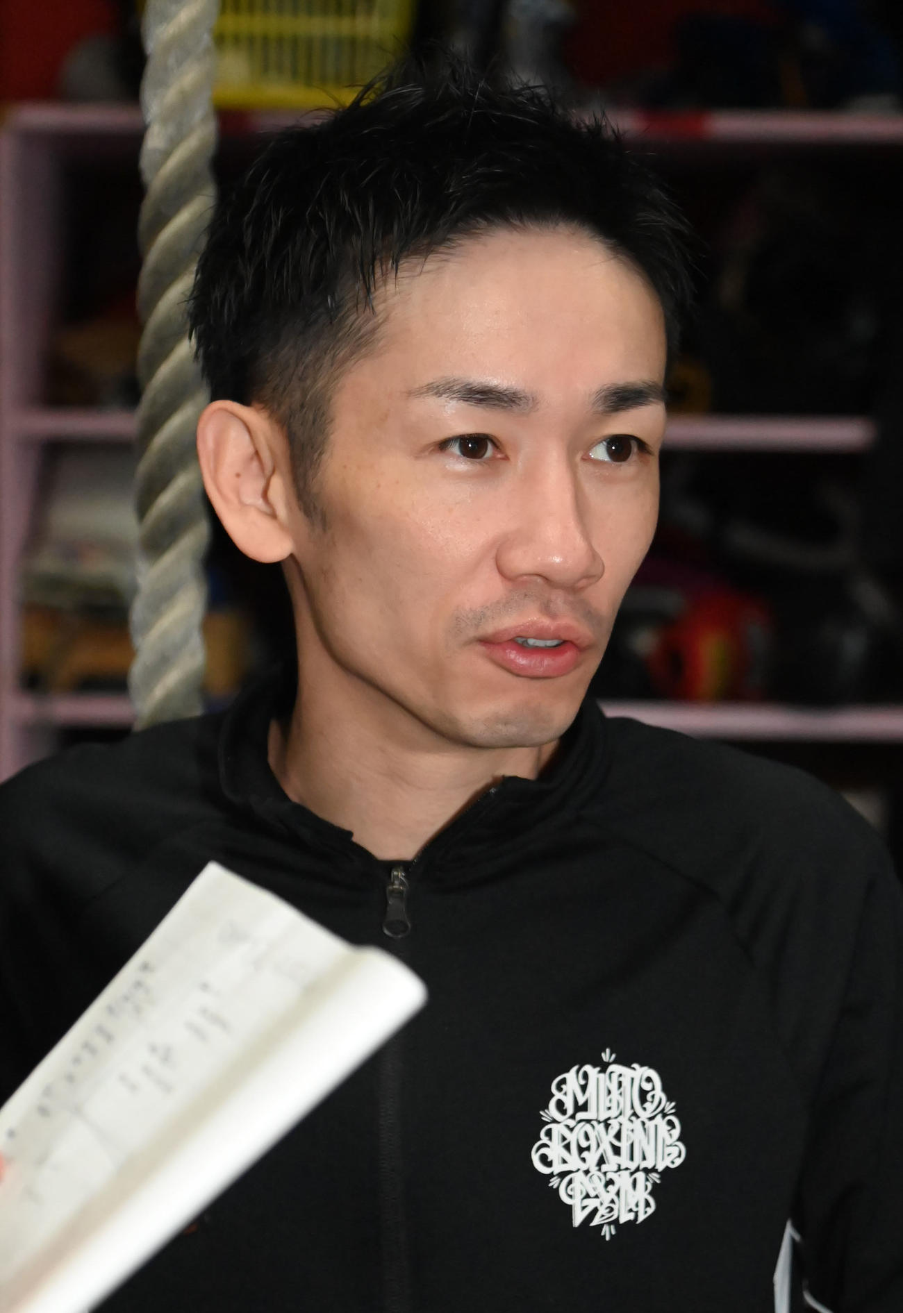 報道陣の質問に答える武市トレーナー（撮影・石井愛子）