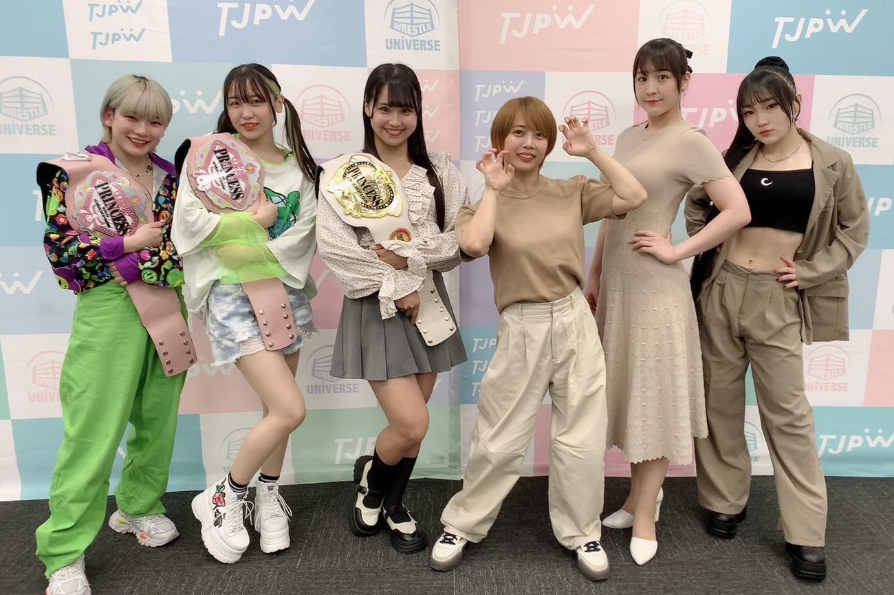 5月6日後楽園大会の調印式に出席した、左から遠藤有栖、鈴芽、渡辺未詩、中島翔子、上原わかな、HIMAWARI（東京女子プロレス提供）