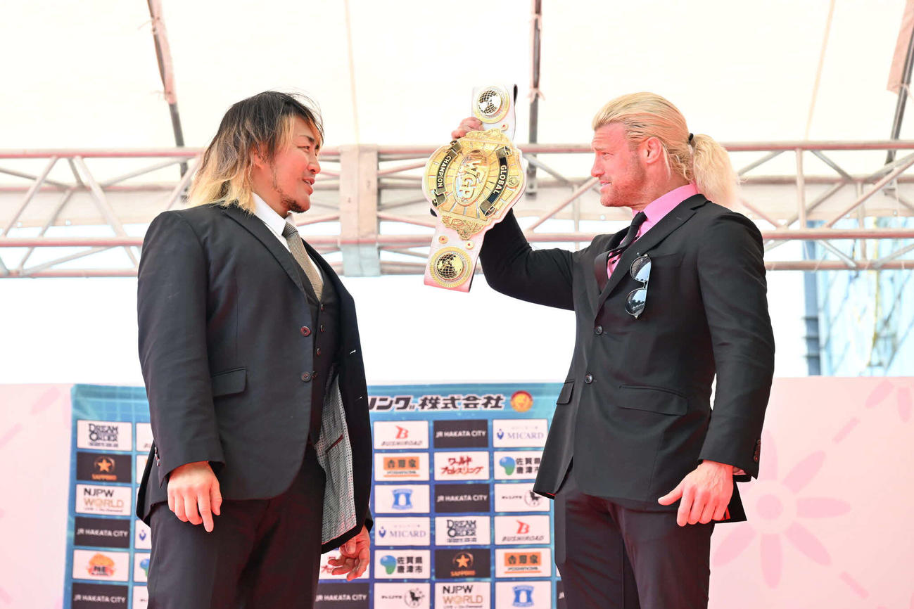 IWGP GLOBAL王者ネメスと視線を合わせる挑戦者・棚橋弘至（左）（写真提供・新日本プロレス）