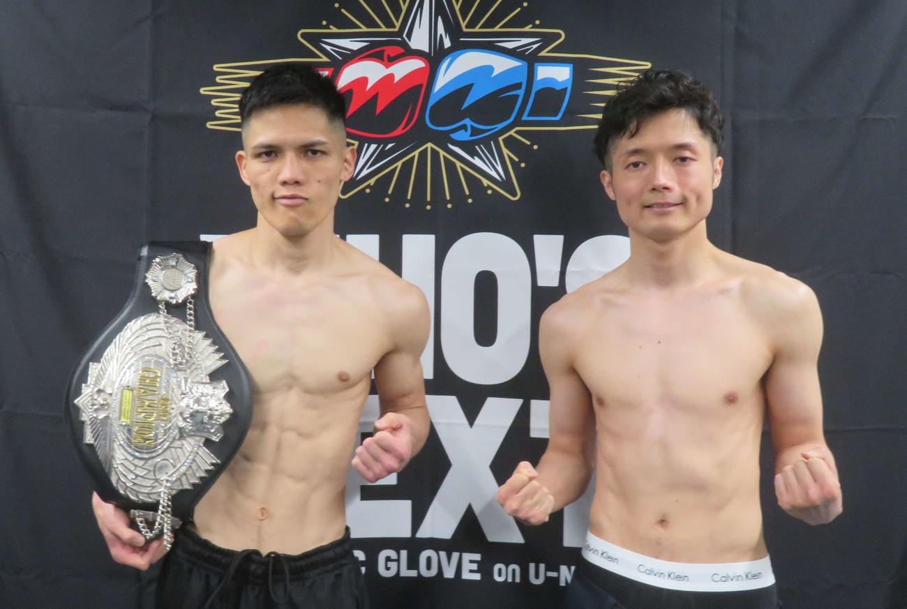 計量クリアした日本ライトフライ級王者川満俊輝（左）と挑戦者の同級1位安藤教祐