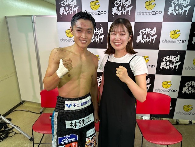 西田と沙捺（さな）夫人（六島ジム提供）