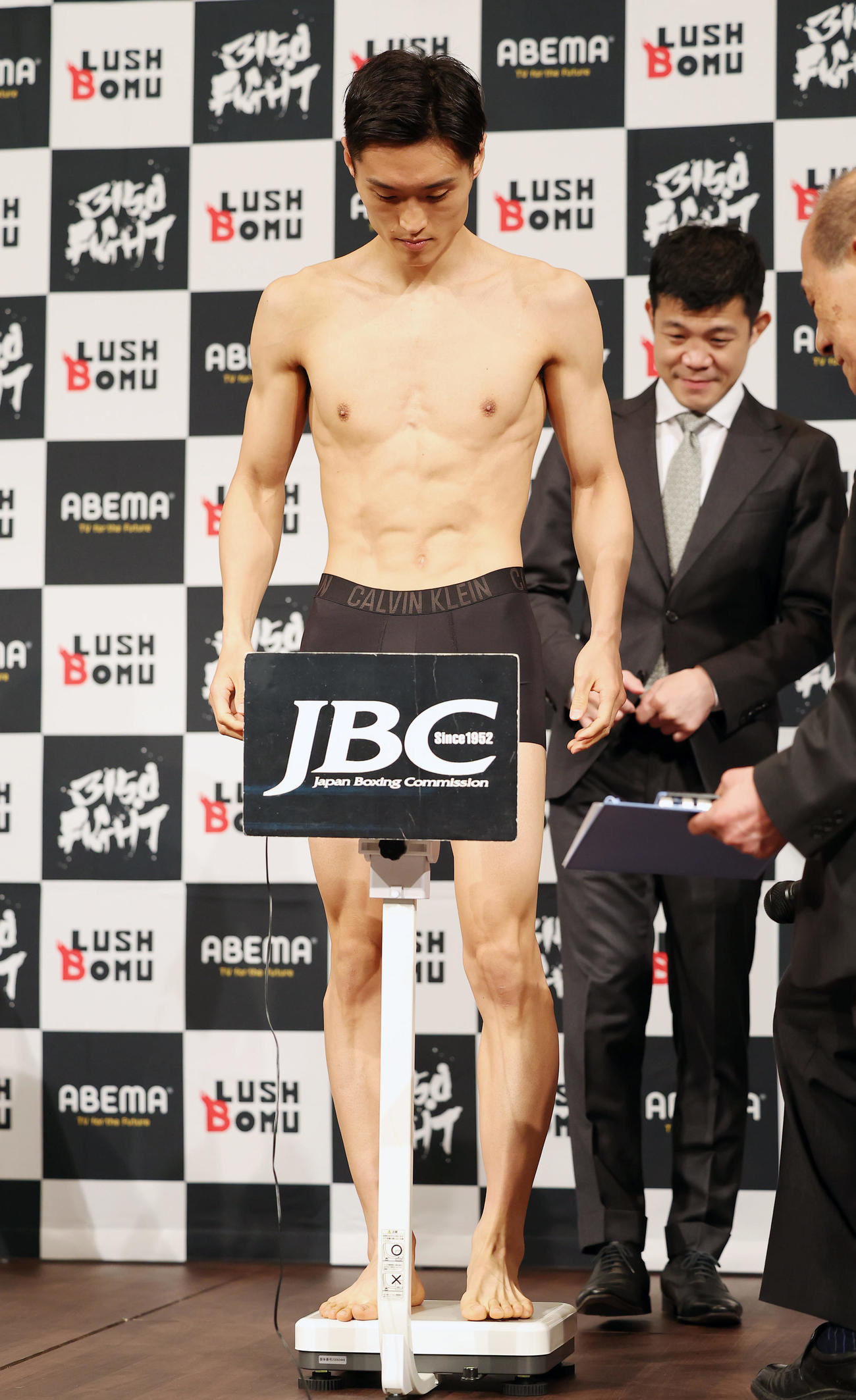 前日計量を行う西田。後方は見守る亀田興毅ファウンダー（撮影・前田充）