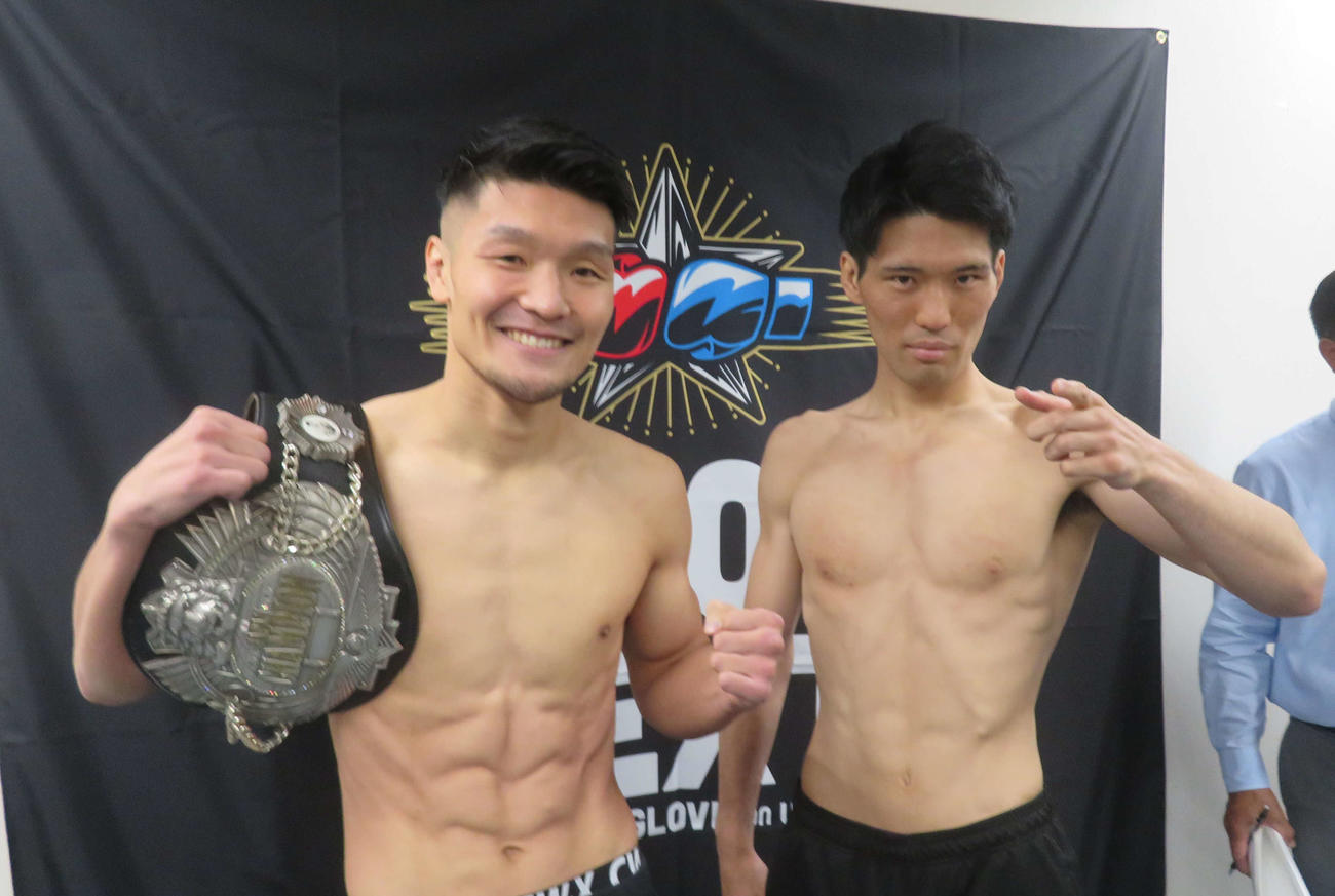 計量クリアした日本ウエルター級王者坂井祥紀（左）と挑戦者の同級1位豊嶋亮太