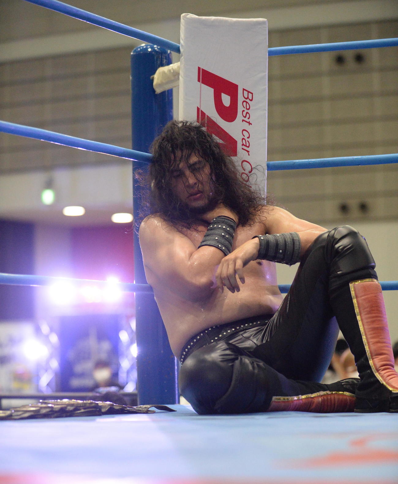 弟レイに敗れ、放心状態の兄ジュン（撮影・濱本神威）