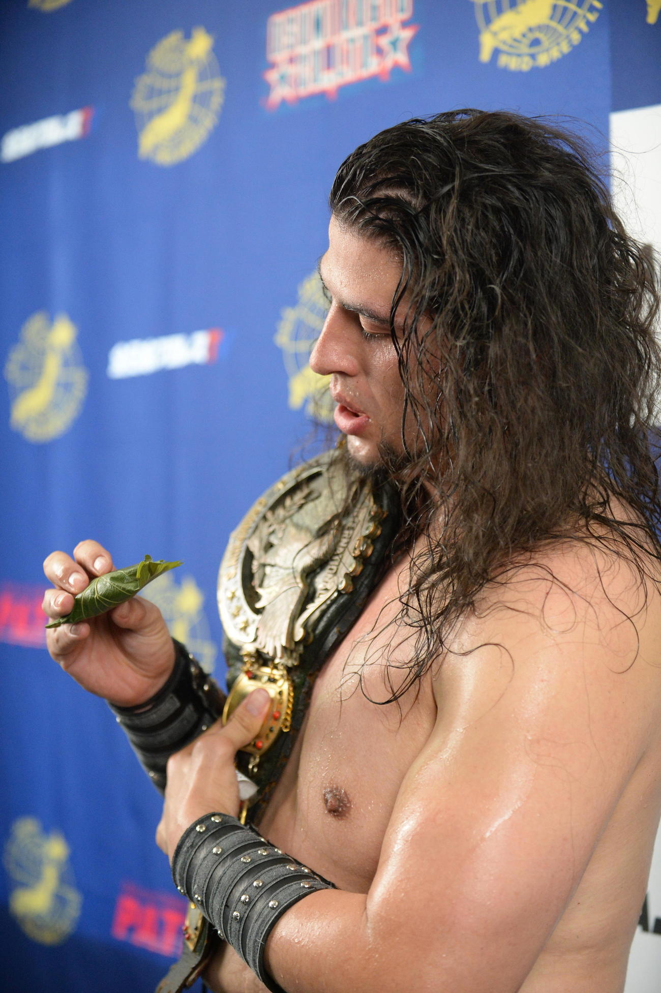 弟レイに敗れ、勝ったら食べようと思っていたかしわ餅を黙って見つめる兄ジュン（撮影・濱本神威）