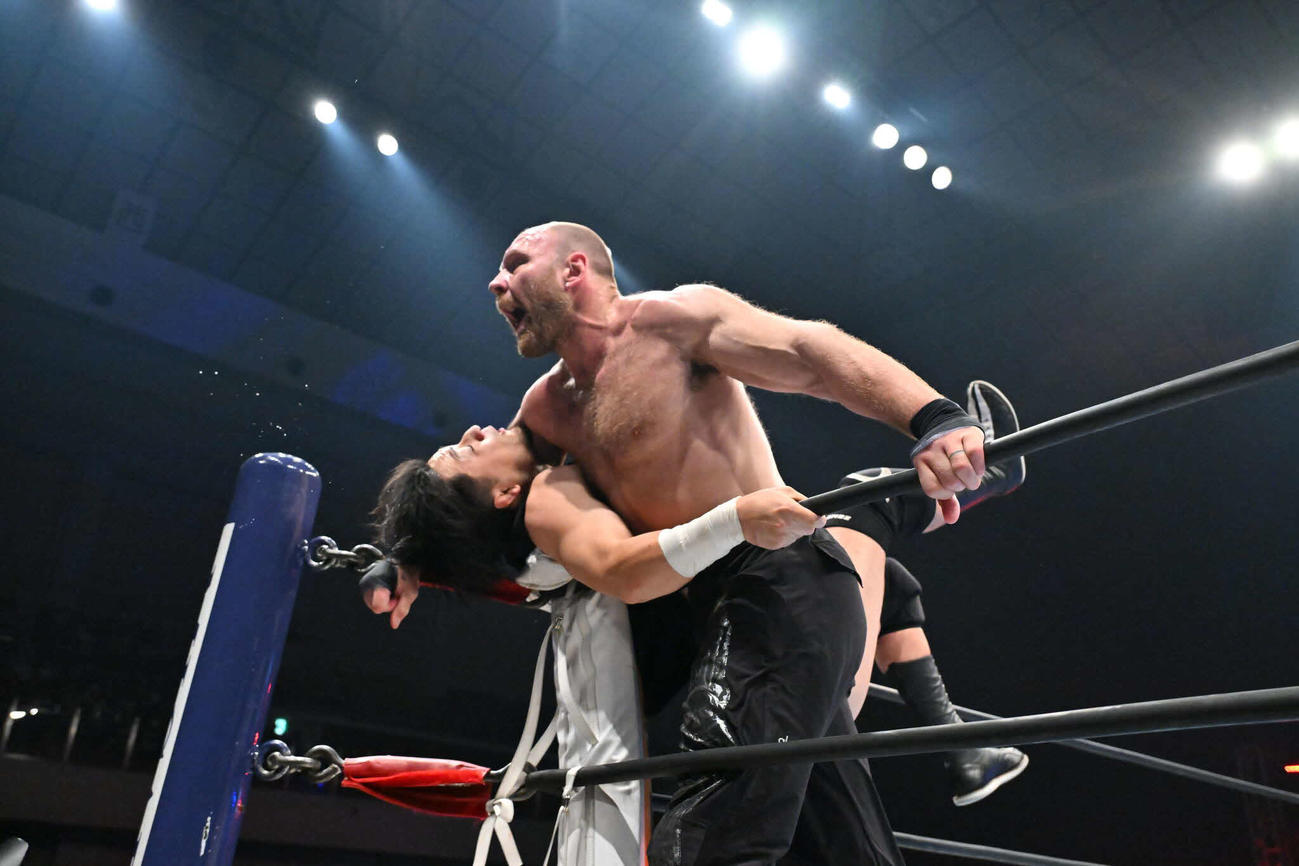 コーナーの成田蓮にラリアットをたたき込むモクスリー（写真提供・新日本プロレス）