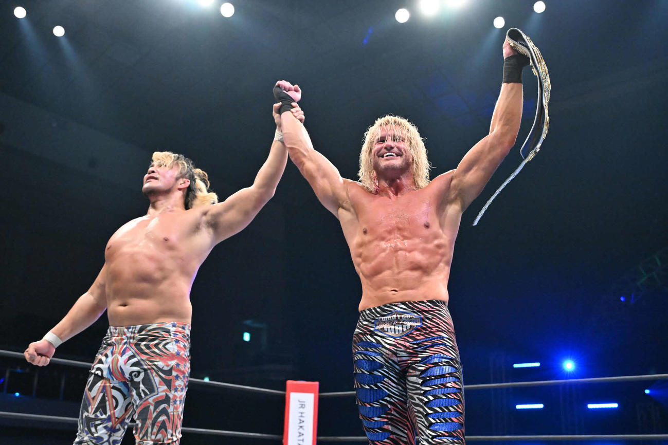 勝ったネメスをたたえる棚橋社長（左）（写真提供・新日本プロレス）