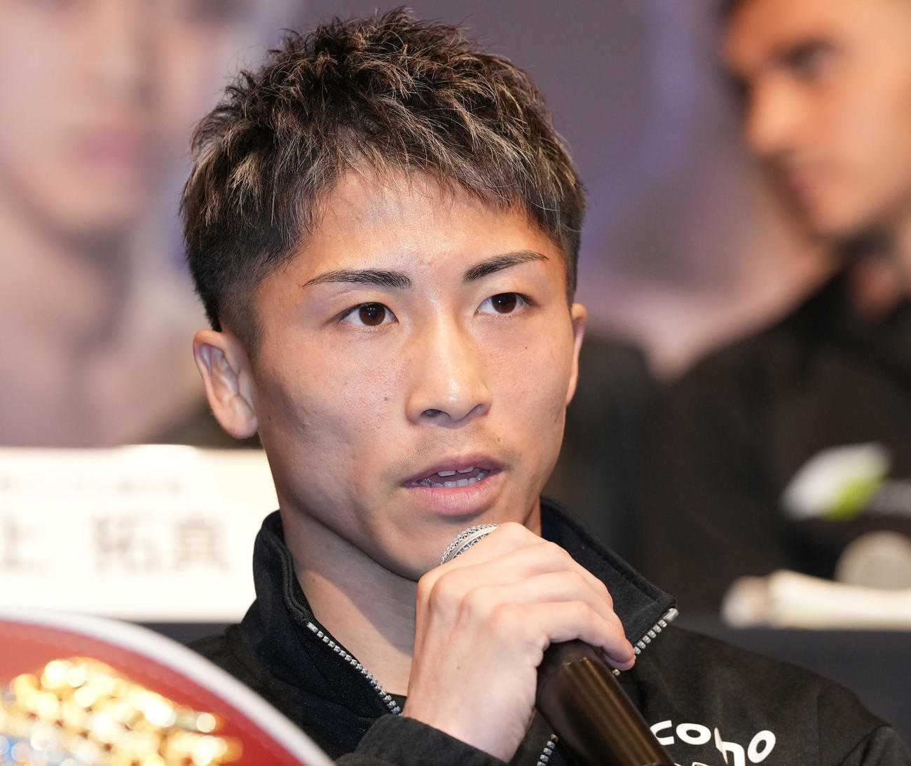 会見に臨む4団体統一スーパーバンタム級王者の井上尚（撮影・鈴木みどり）