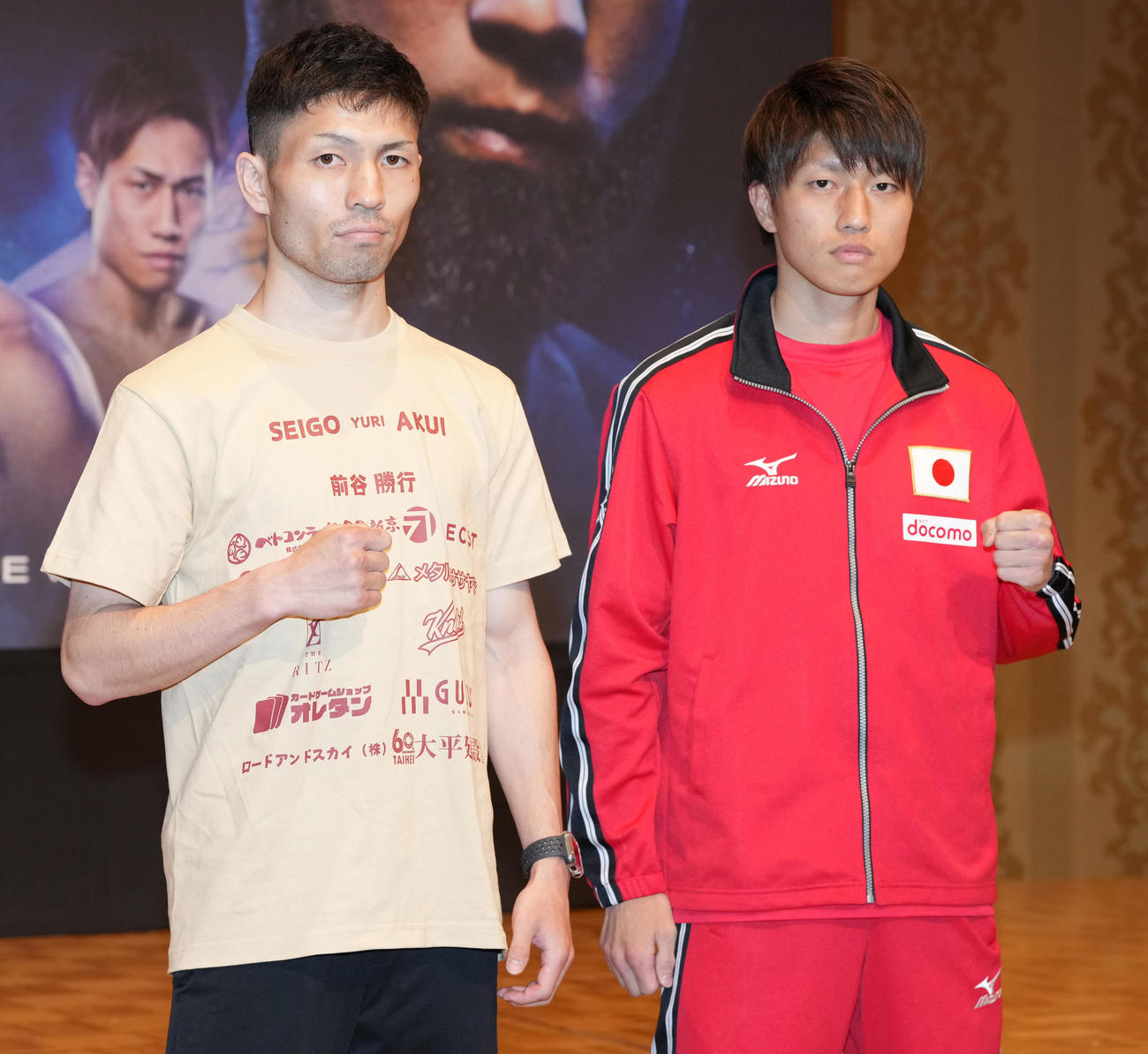 フォトセッションでポーズを取るWBA世界フライ級王者のユーリ阿久井（左）と桑原（撮影・鈴木みどり）