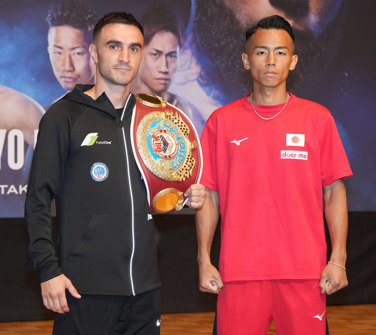 フォトセッションに臨むWBO世界バンタム級王者のモロニー（左）と武居（撮影・鈴木みどり）