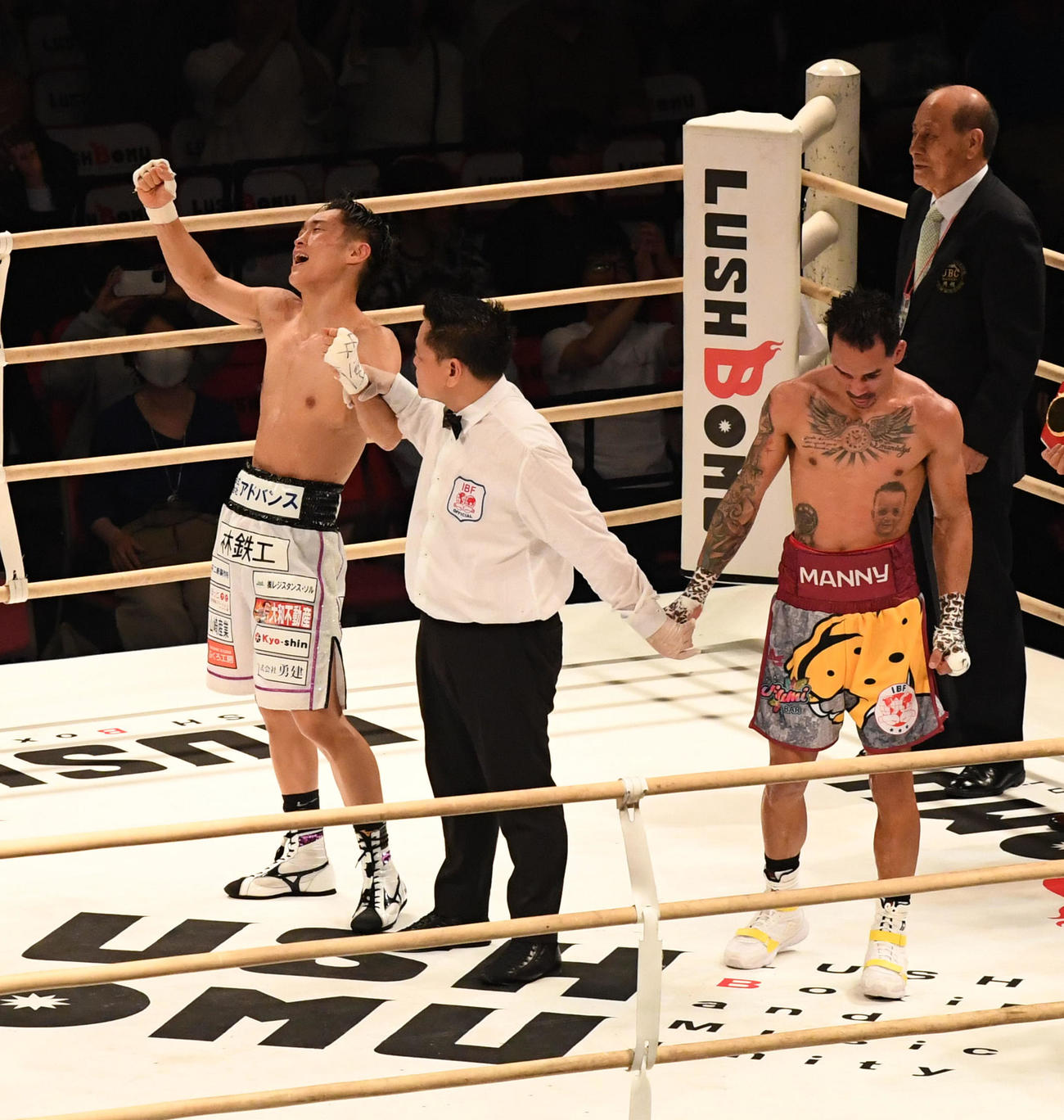 ロドリゲス（右）に判定勝ち、IBF世界バンタム級の新チャンピオンとなった西田凌佑（撮影・前岡正明）