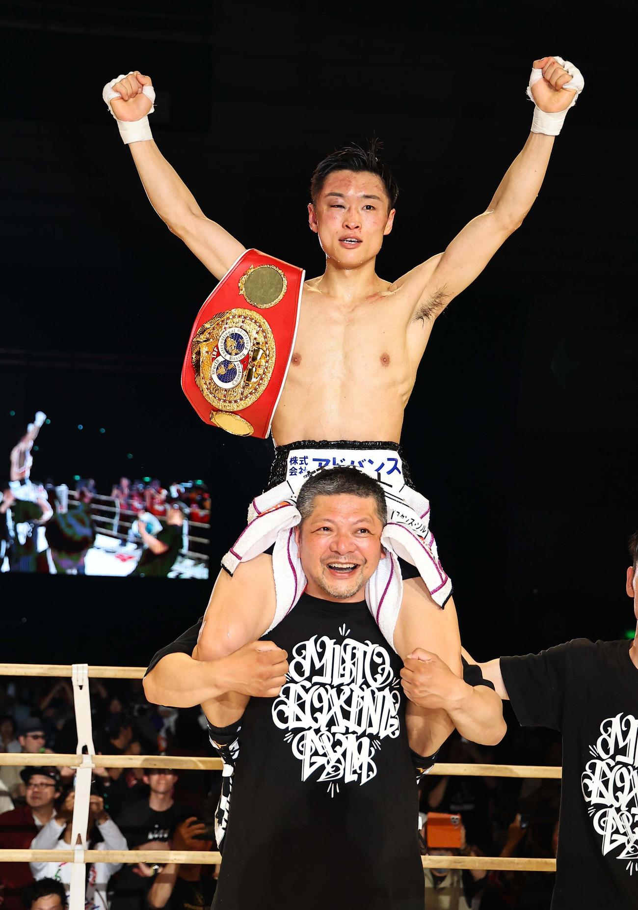 新チャンピオンの西田凌佑は枝川孝会長に肩車されガッツポーズをする（撮影・上田博志）