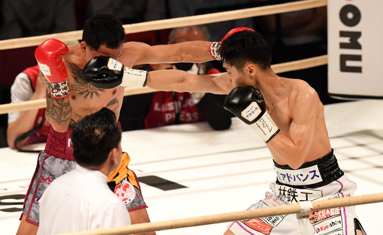 2回、ロドリゲス（左）に右を放つ西田凌佑（撮影・前岡正明）