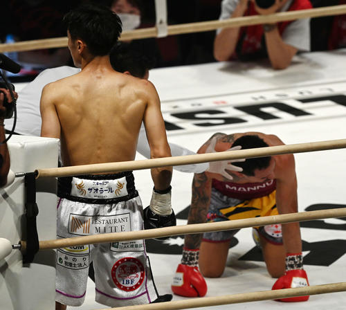 4回、エマヌエル・ロドリゲス（右）から左ボディーでダウンを奪う西田凌佑（撮影・前岡正明）