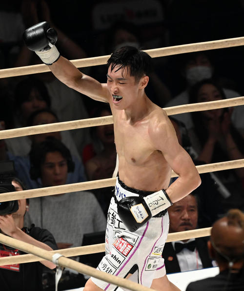 4回、エマヌエル・ロドリゲスから左ボディーでダウンを奪った西田凌佑（撮影・前岡正明）