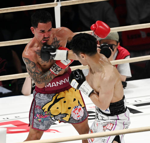 3回、エマヌエル・ロドリゲス（左）に右を放つ西田凌佑（撮影・前岡正明）