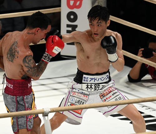 6回、エマヌエル・ロドリゲス（左）に右を放つ西田凌佑（撮影・前岡正明）