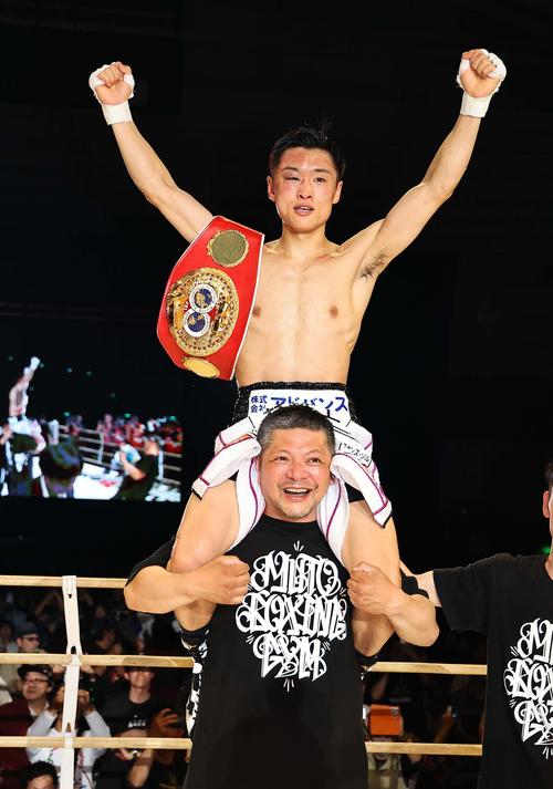 新チャンピオンの西田凌佑は枝川孝会長に肩車されガッツポーズをする（撮影・上田博志）