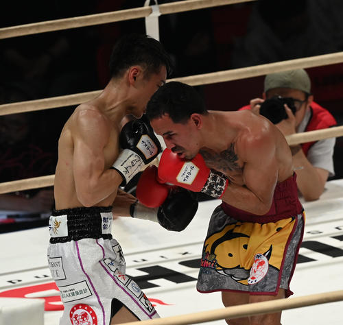 4回、エマヌエル・ロドリゲス（右）から左ボディーでダウンを奪う西田凌佑（撮影・前岡正明）