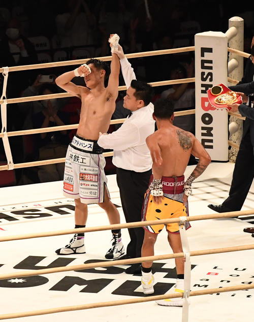 エマヌエル・ロドリゲス（右）に判定勝ち、IBF世界バンタム級の新チャンピオンとなった西田凌佑（撮影・前岡正明）