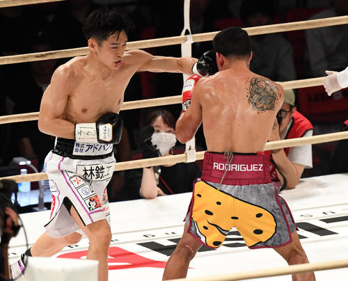 2回、ロドリゲス（右）に左を放つ西田凌佑（撮影・前岡正明）