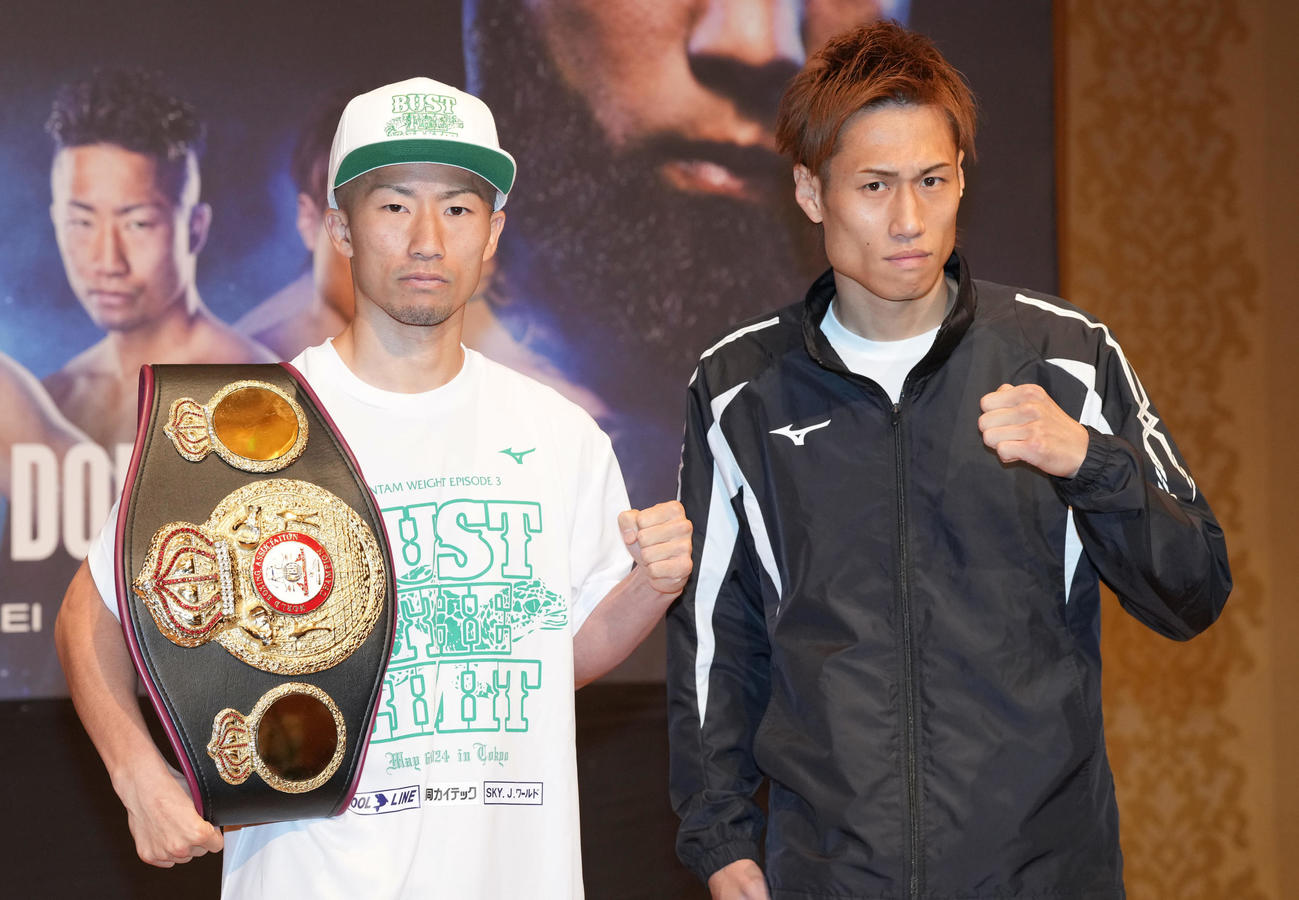 フォトセッションでポーズを取るWBA世界バンタム級王者の井上拓（左）と石田（撮影・鈴木みどり）