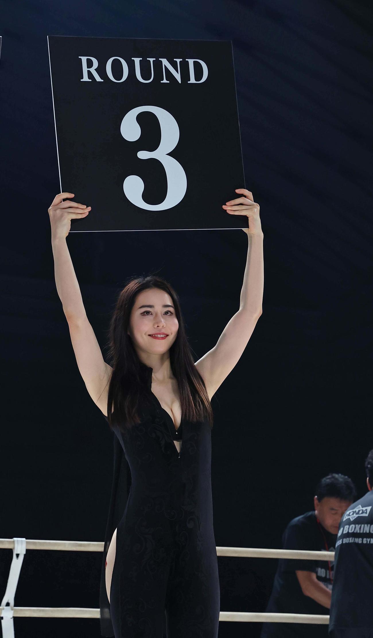 ラウンドガールを務める3150ガールズ（撮影・上田博志）