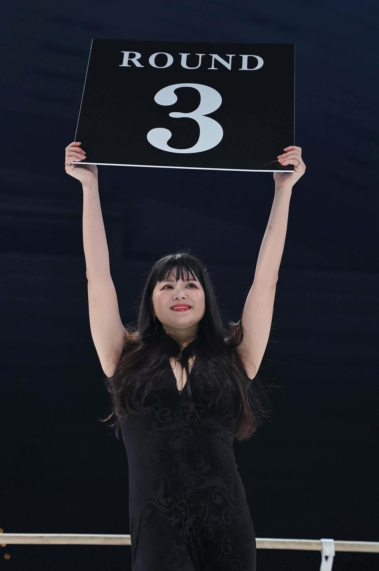 ラウンドガールを務める3150ガールズ（撮影・上田博志）