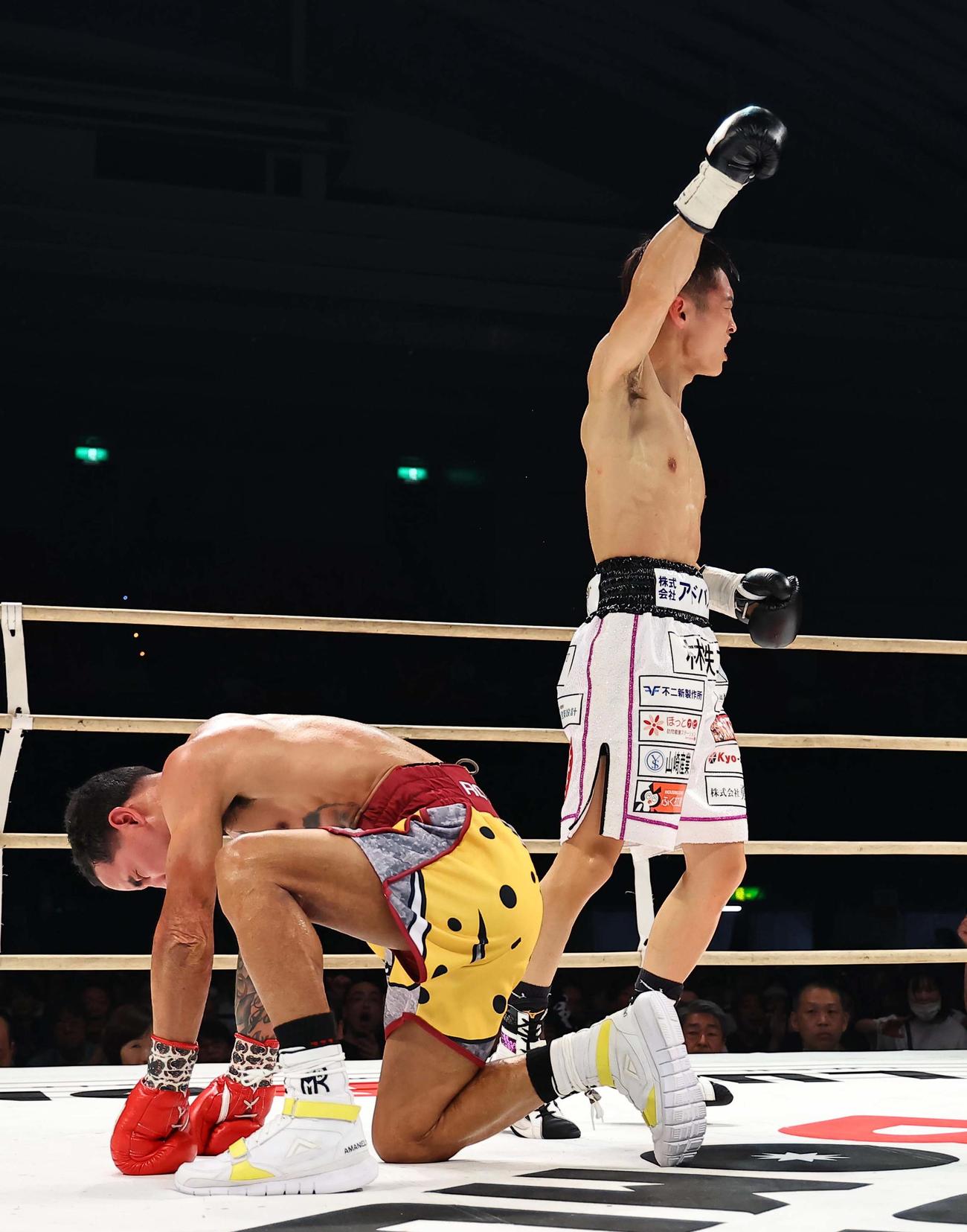 4回、ロドリゲス（左）からダウンを奪う西田凌佑（撮影・上田博志）