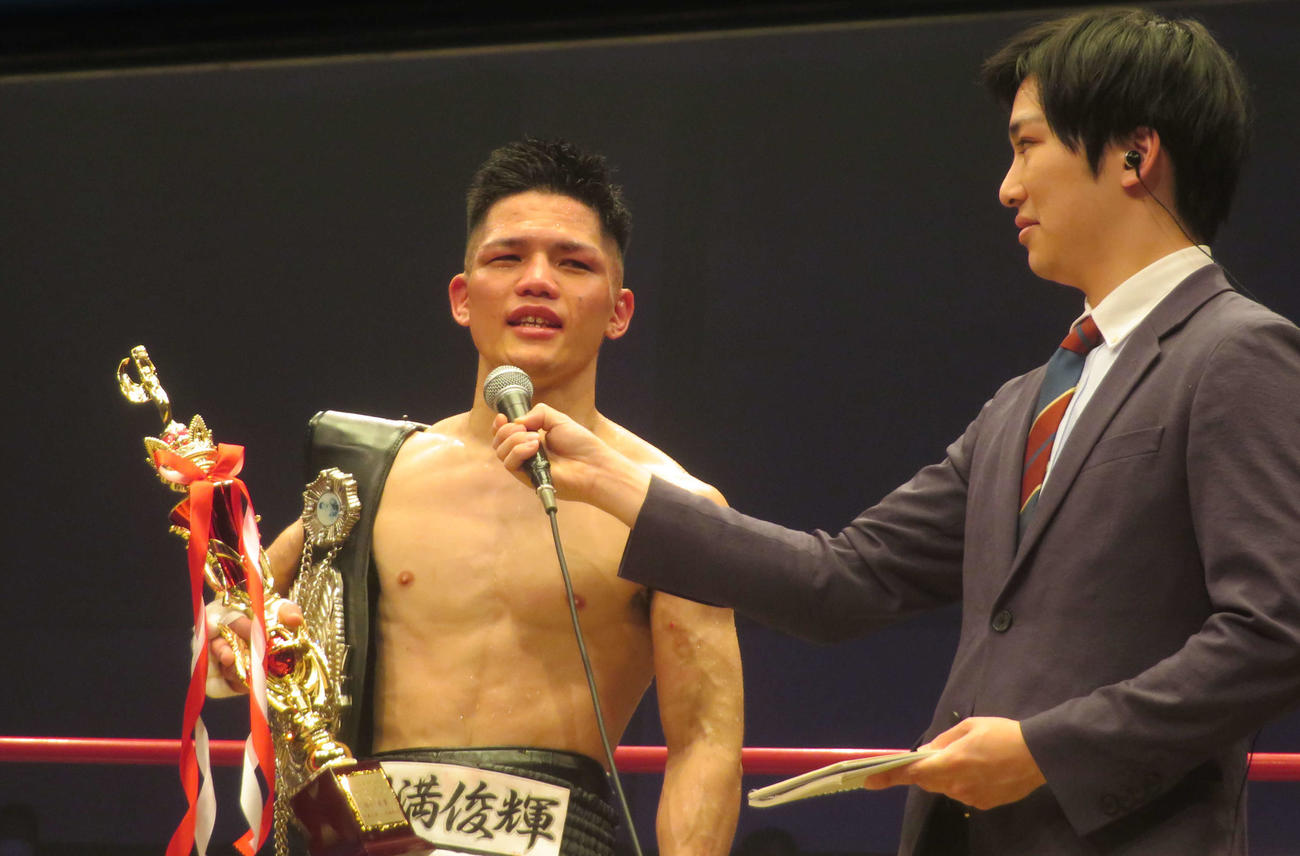 6回TKOで初防衛に成功した日本ライトフライ級王者川満俊輝（左）