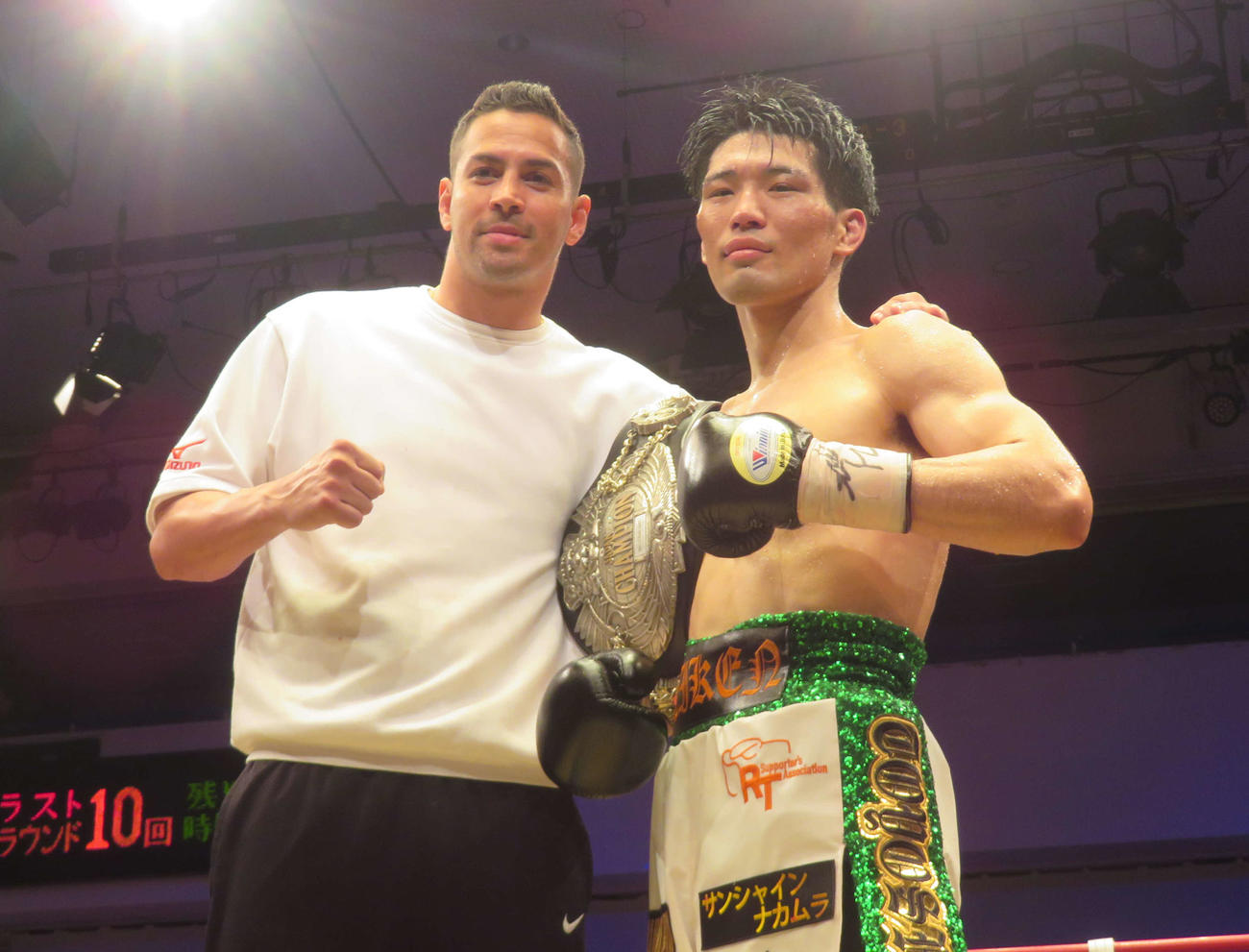 カルロス・リナレス・トレーナー（左）と日本ウエルター級王座獲得を喜ぶ豊嶋亮太