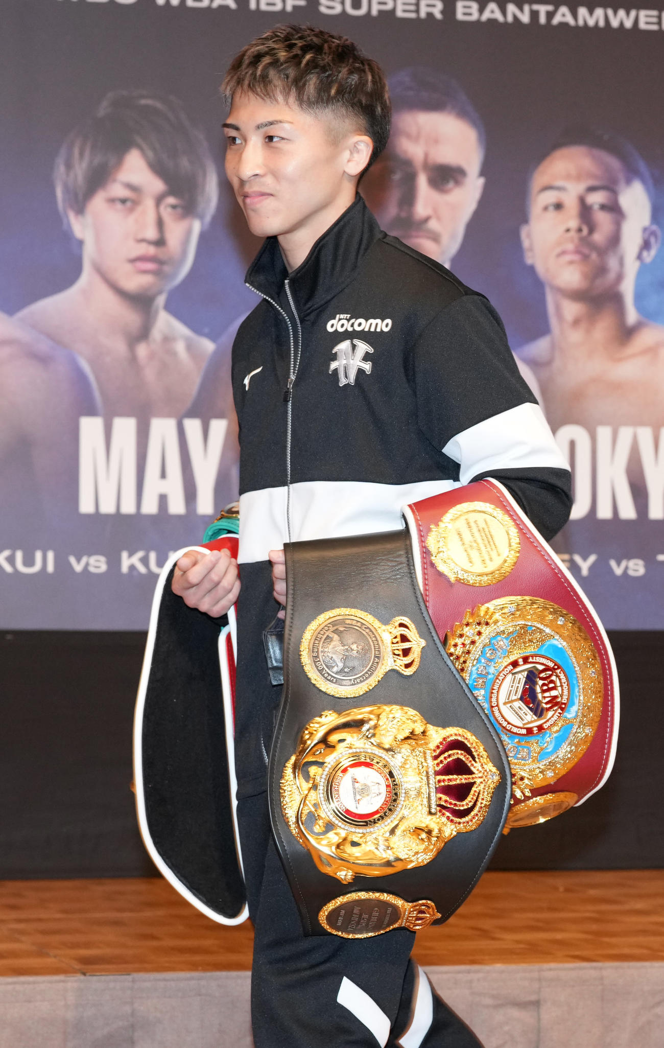 会見を終え引き揚げる4団体統一スーパーバンタム級王者の井上尚（撮影・鈴木みどり）