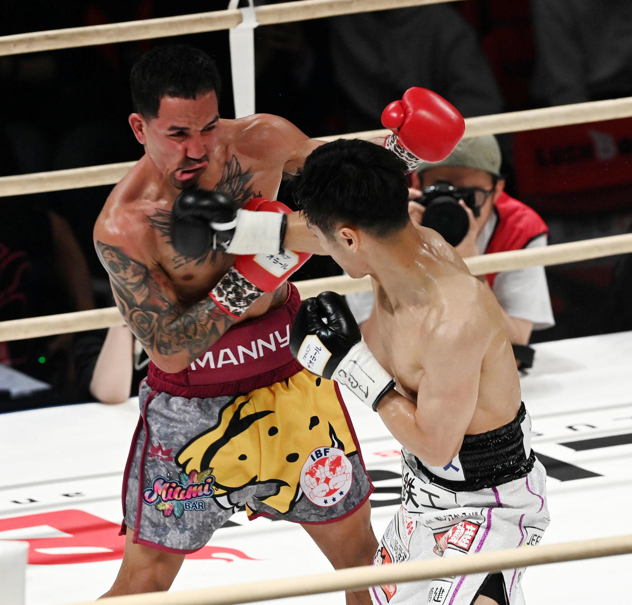 3回、エマヌエル・ロドリゲス（左）に右を放つ西田凌佑（撮影・前岡正明）