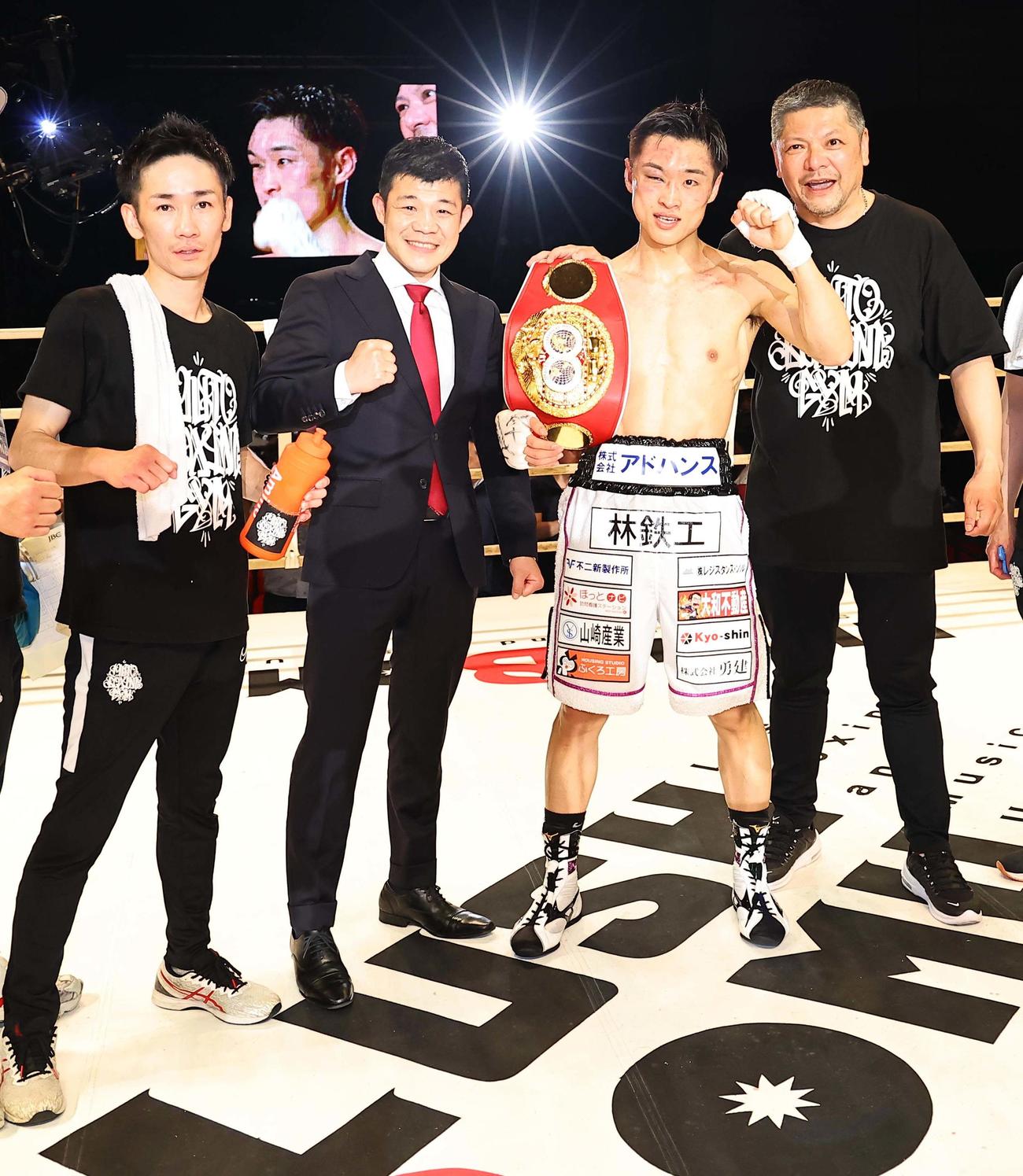 新王者となった西田（右から2人目）と記念撮影をする左から武市トレーナー、亀田興毅、一人置いて、枝川会長（撮影・上田博志）