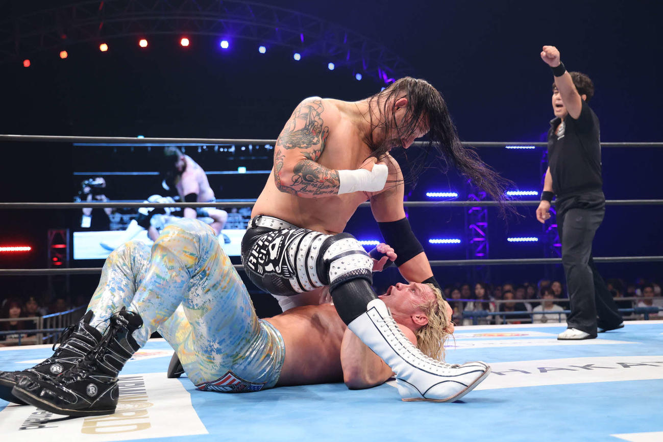 馬乗りになってネメス（下）を攻撃するフィンレー（写真提供・新日本プロレス）