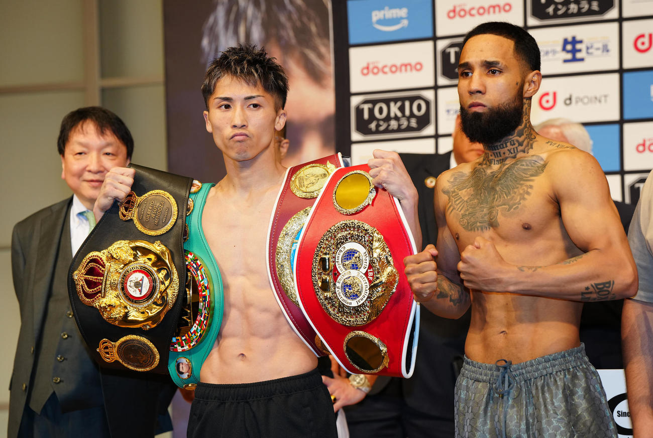 前日計量をクリアし写真に納まる4団体統一王者の井上尚（手前左）とWBC1位のネリ（同右）（撮影・江口和貴）