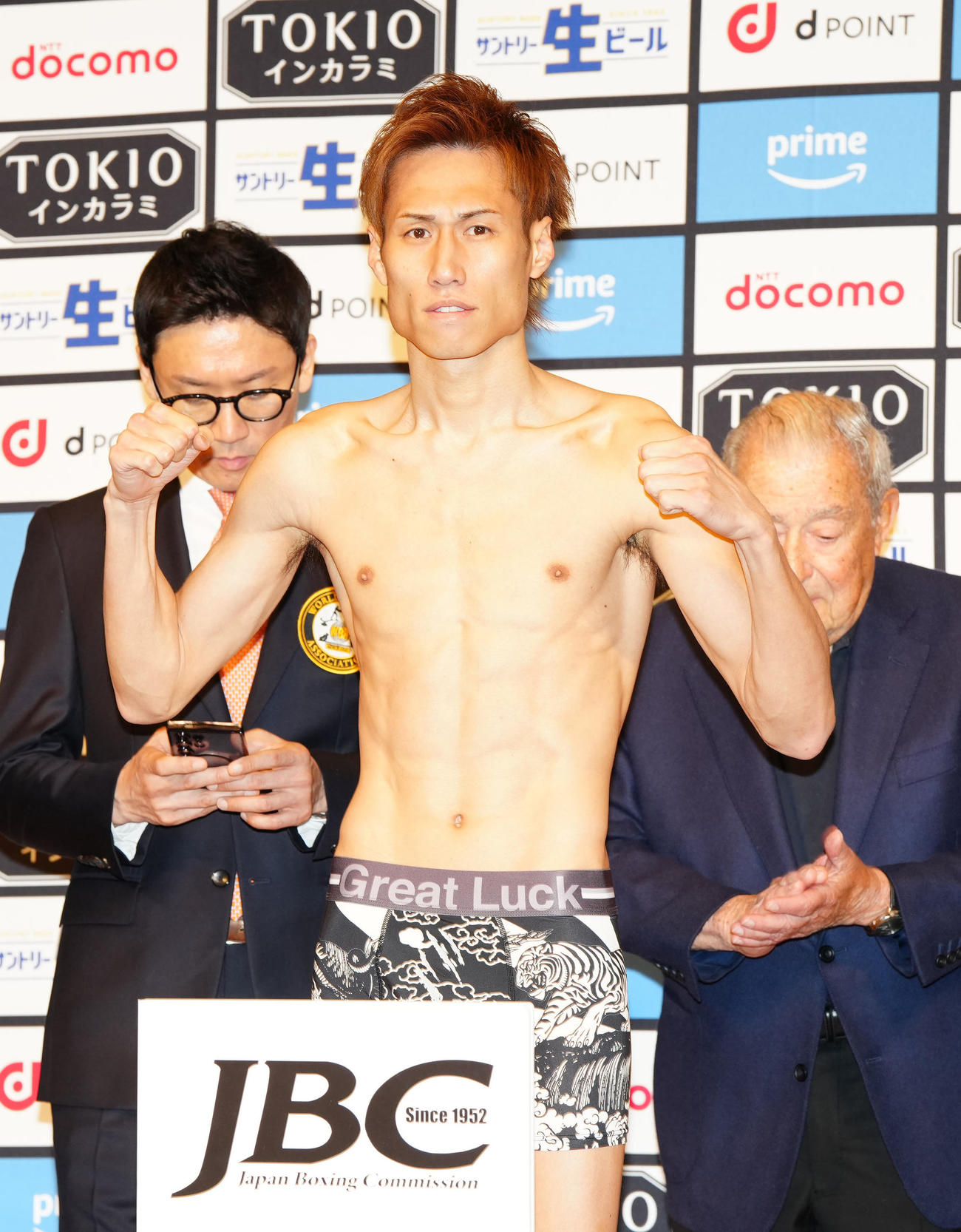 前日計量をクリアしたWBA世界バンタム級1位の石田（撮影・江口和貴）
