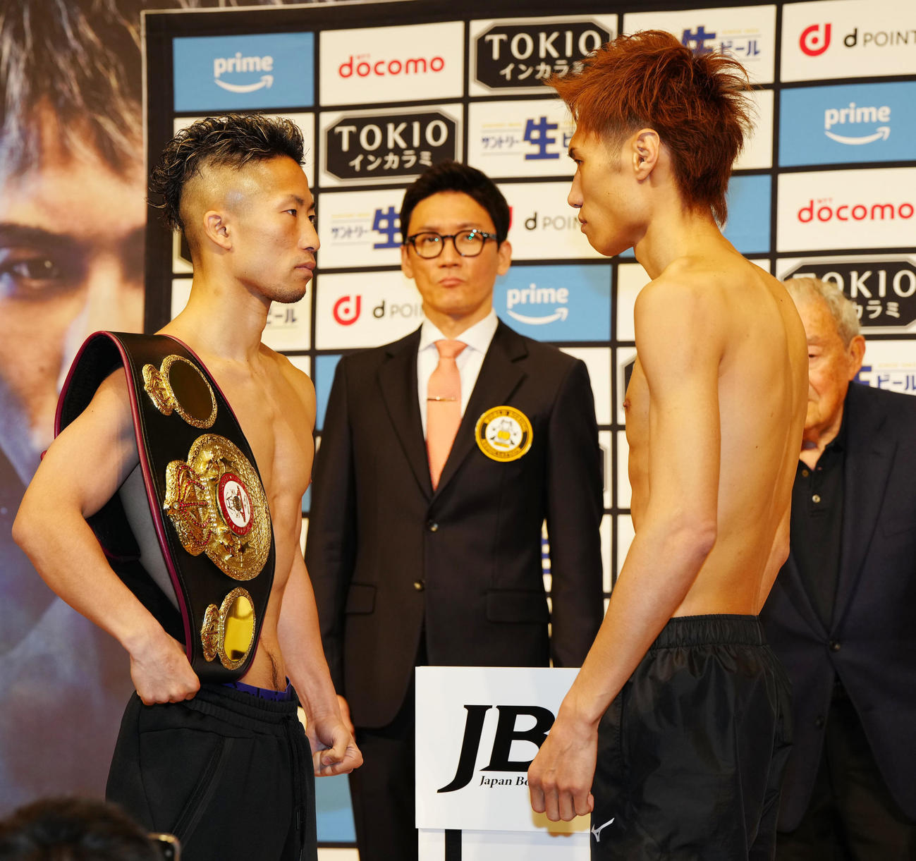 前日計量をクリアしフェースオフするWBA世界バンタム級王者の井上拓（左）と同級1位の石田（撮影・江口和貴）